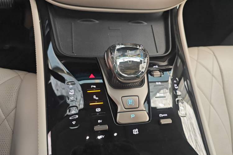 Used Denza D9 2022 DM-i 1040 Prestige Model