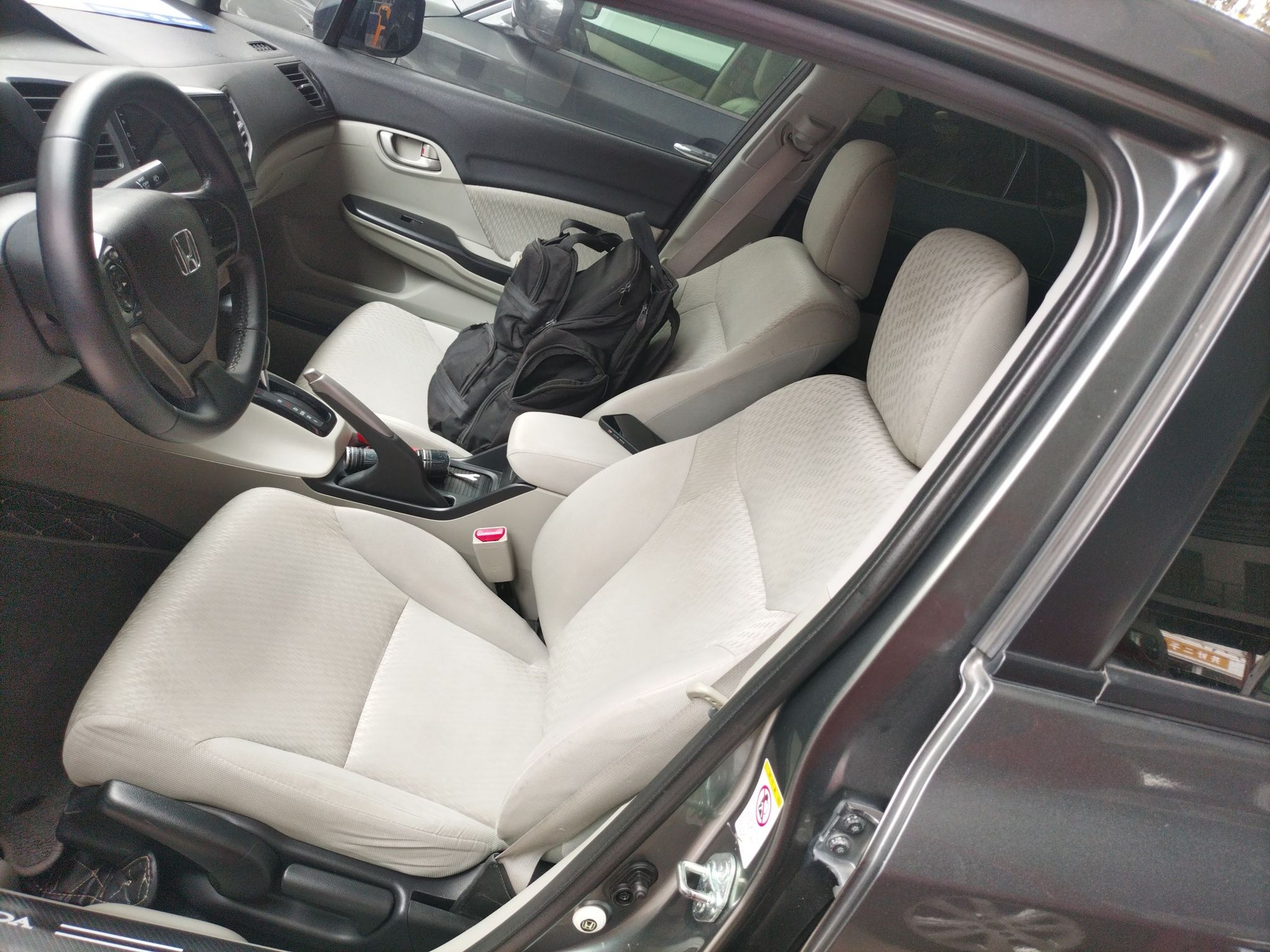 Переднее сиденье в автомобиле