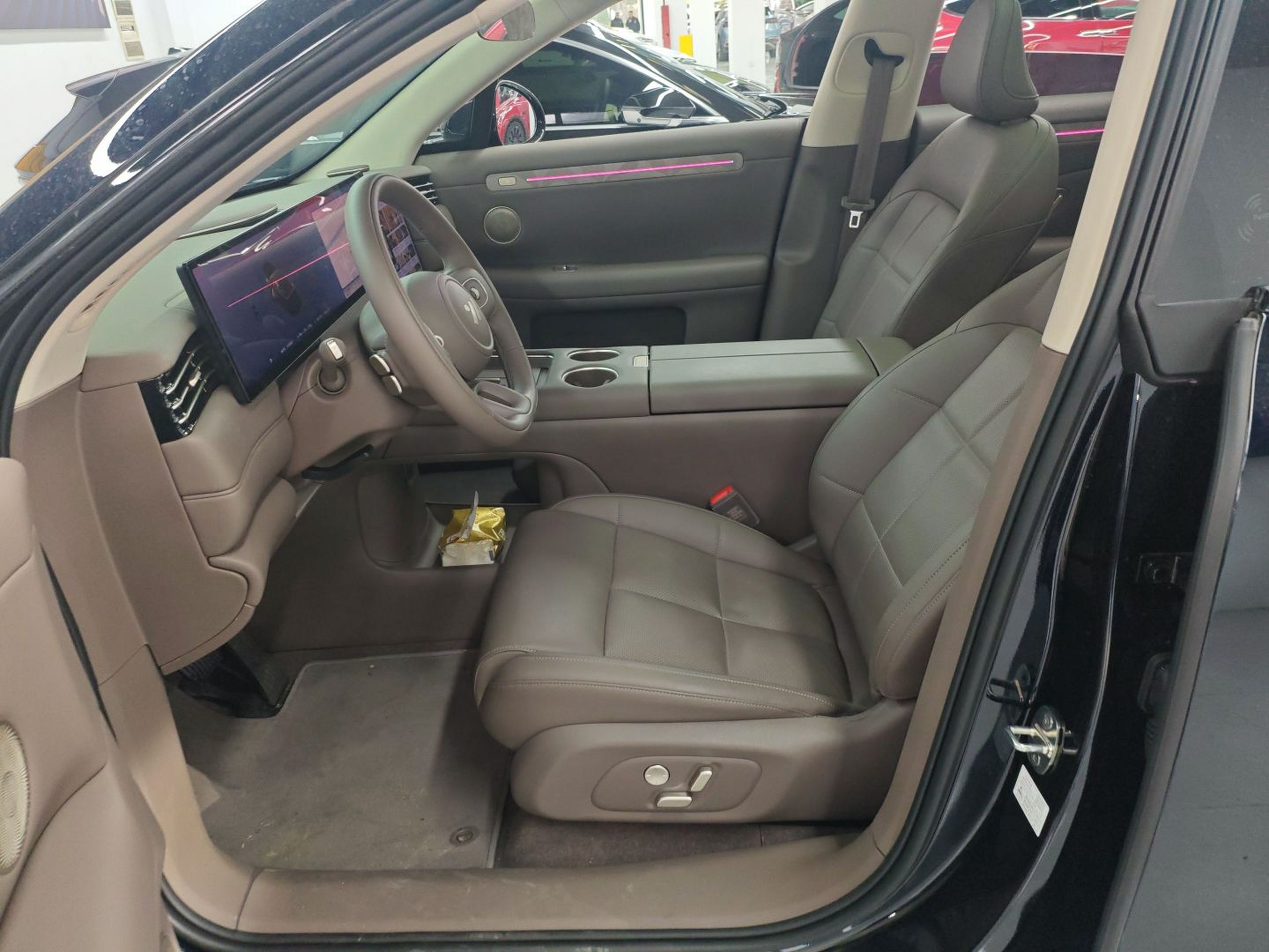 المقاعد الأمامية داخل السيارة