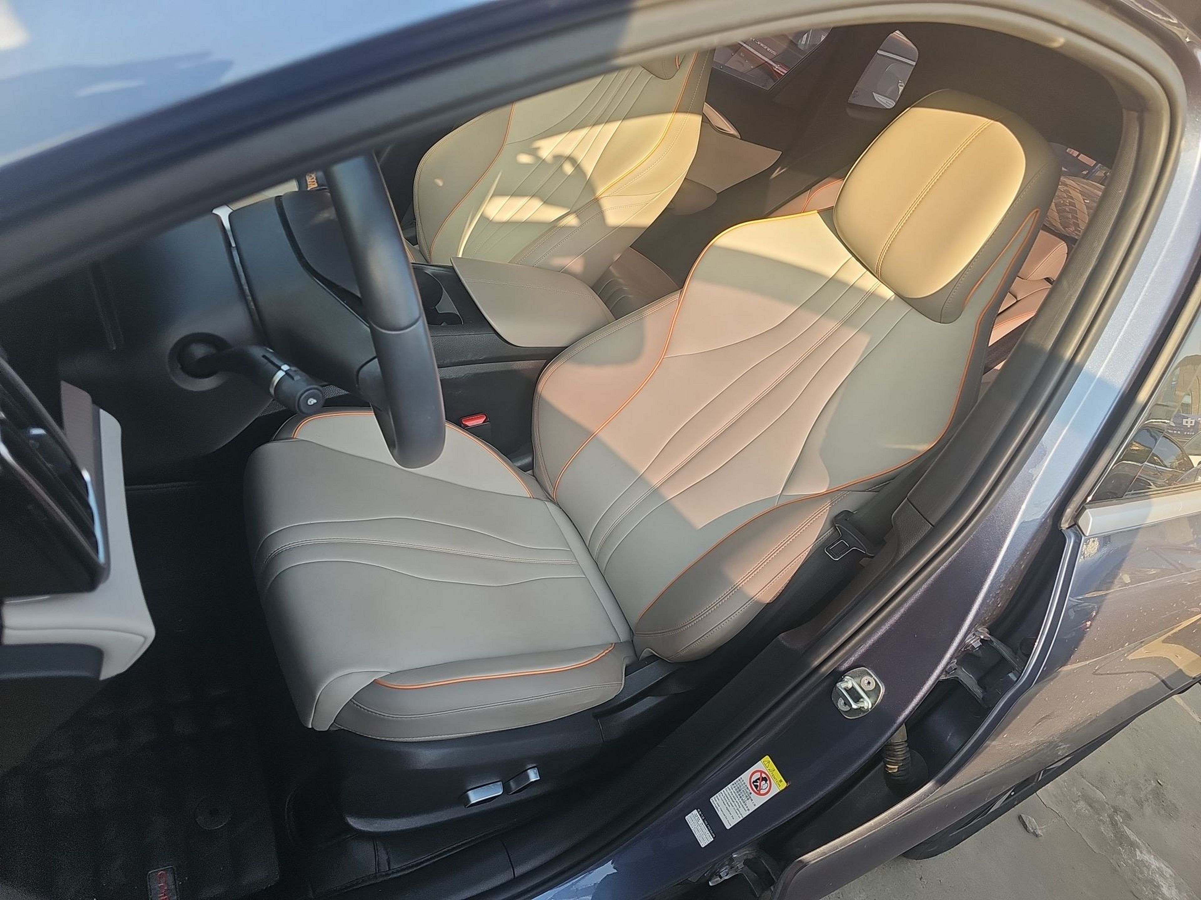 المقاعد الأمامية داخل السيارة