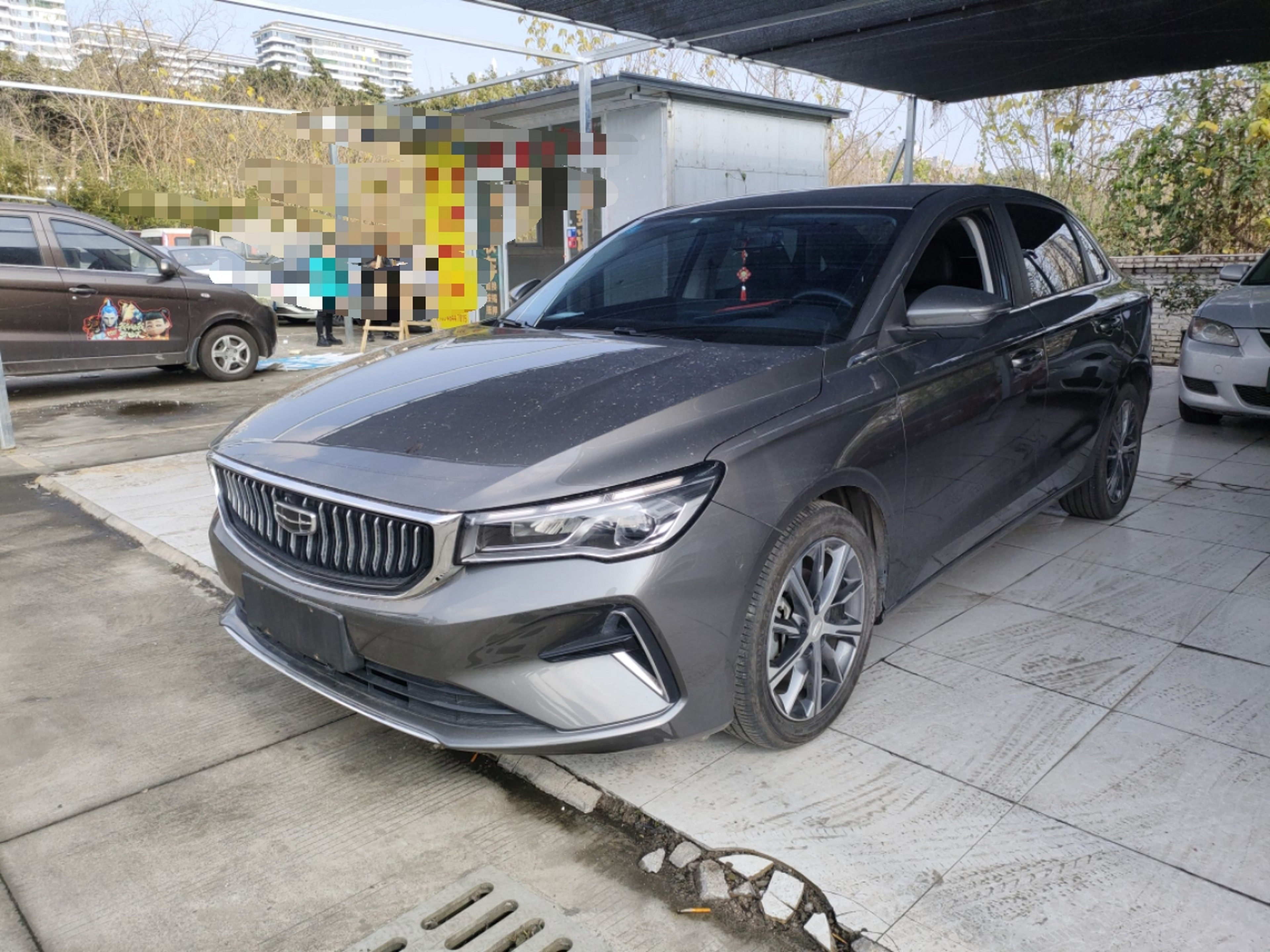 تحت مقدمة السيارة