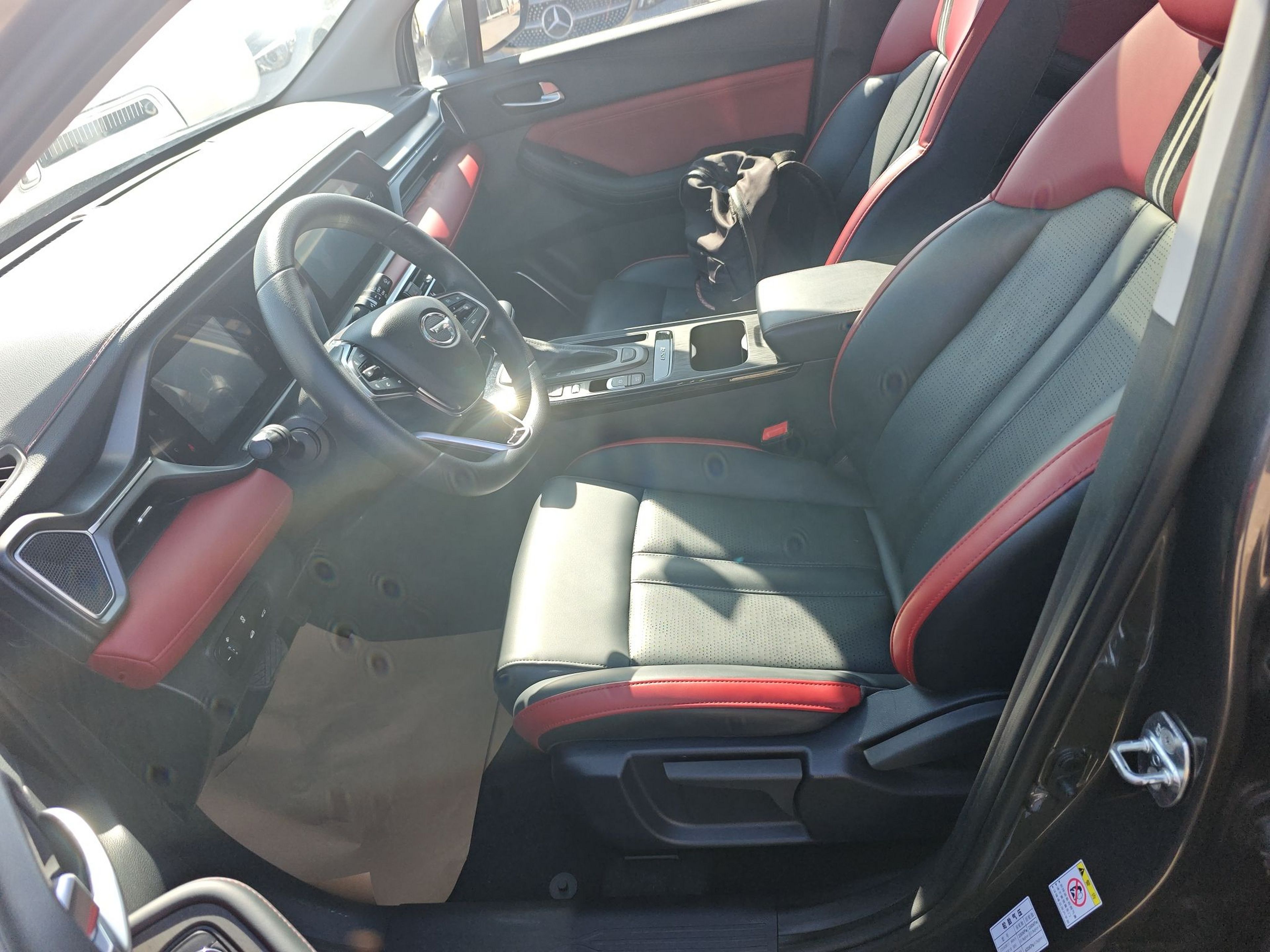 المقاعد الأمامية داخل السيارة