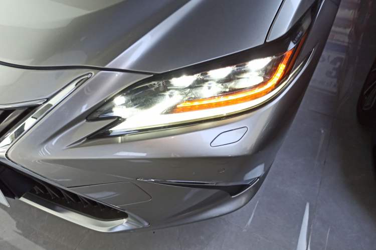 Used Lexus ES 2020 300h Deluxe Edition
