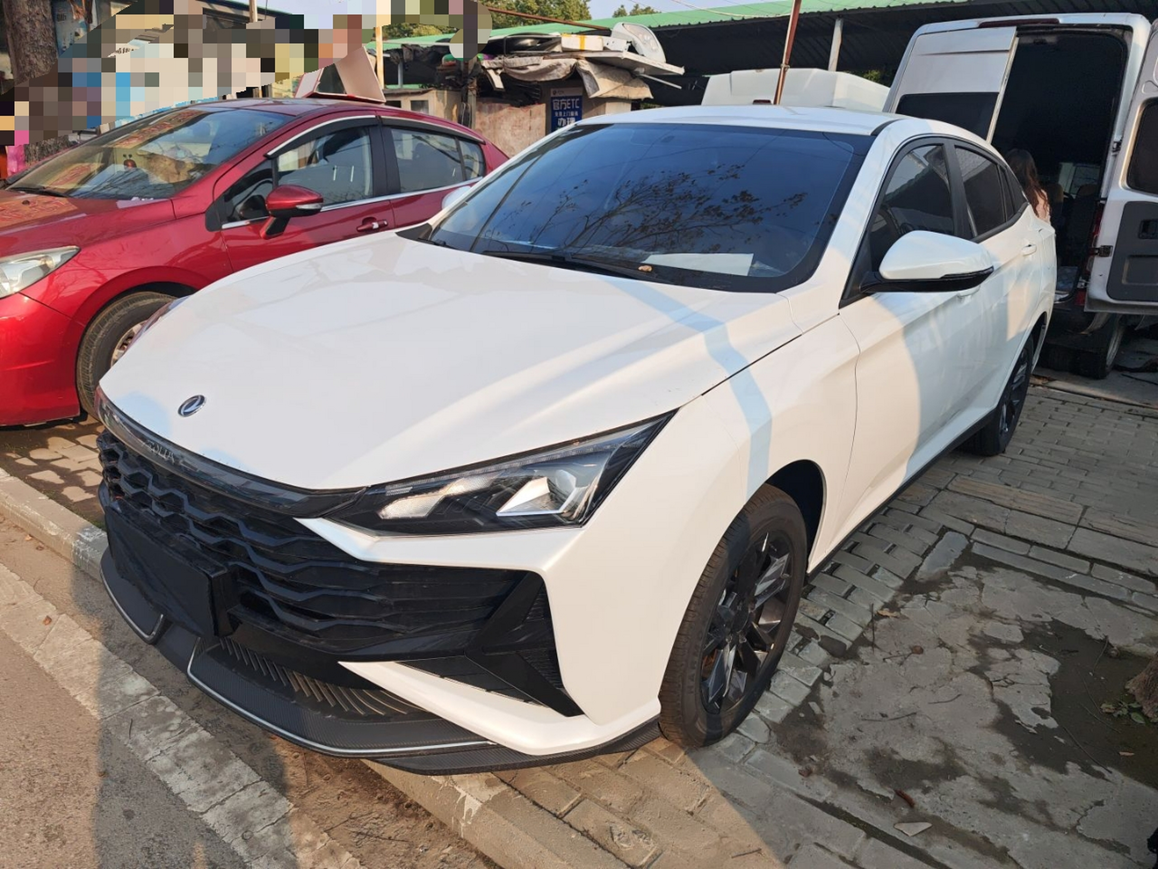 Под передней частью автомобиля