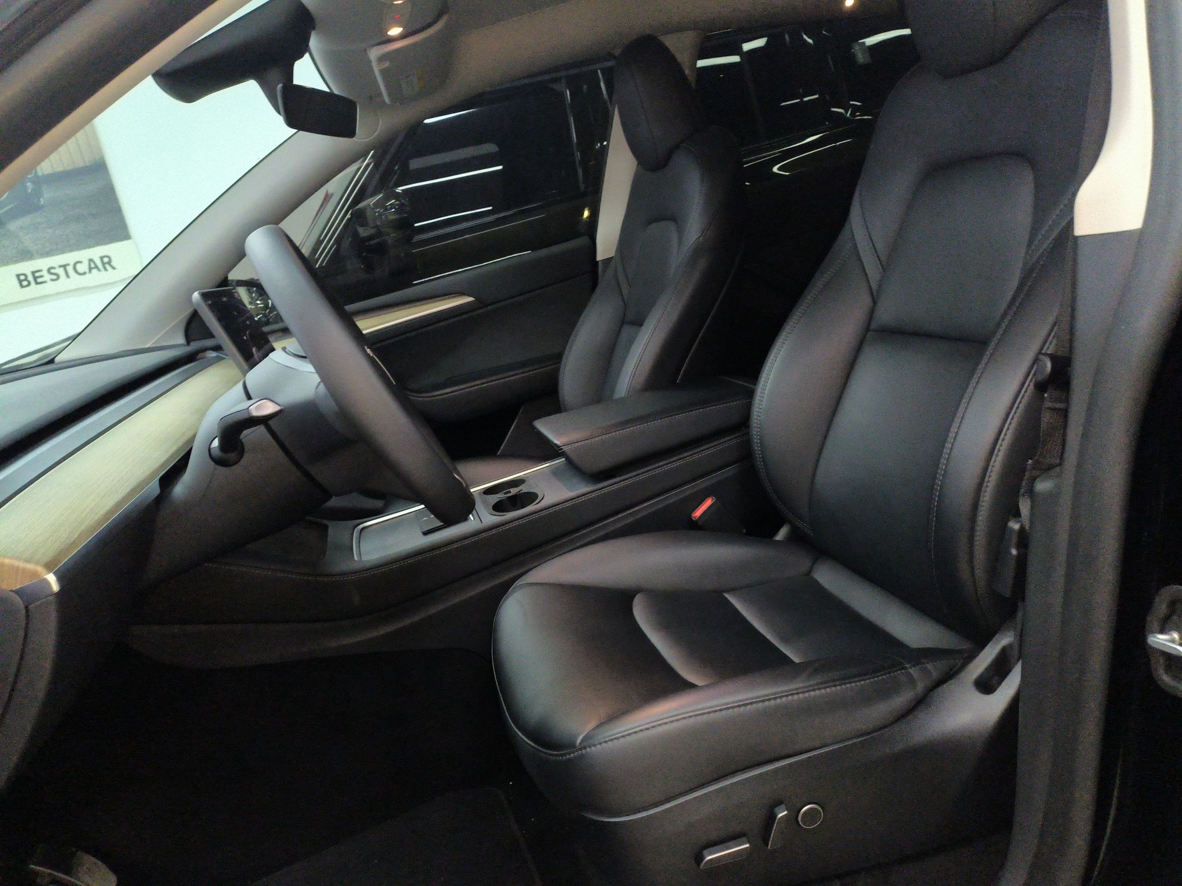 Переднее сиденье в автомобиле