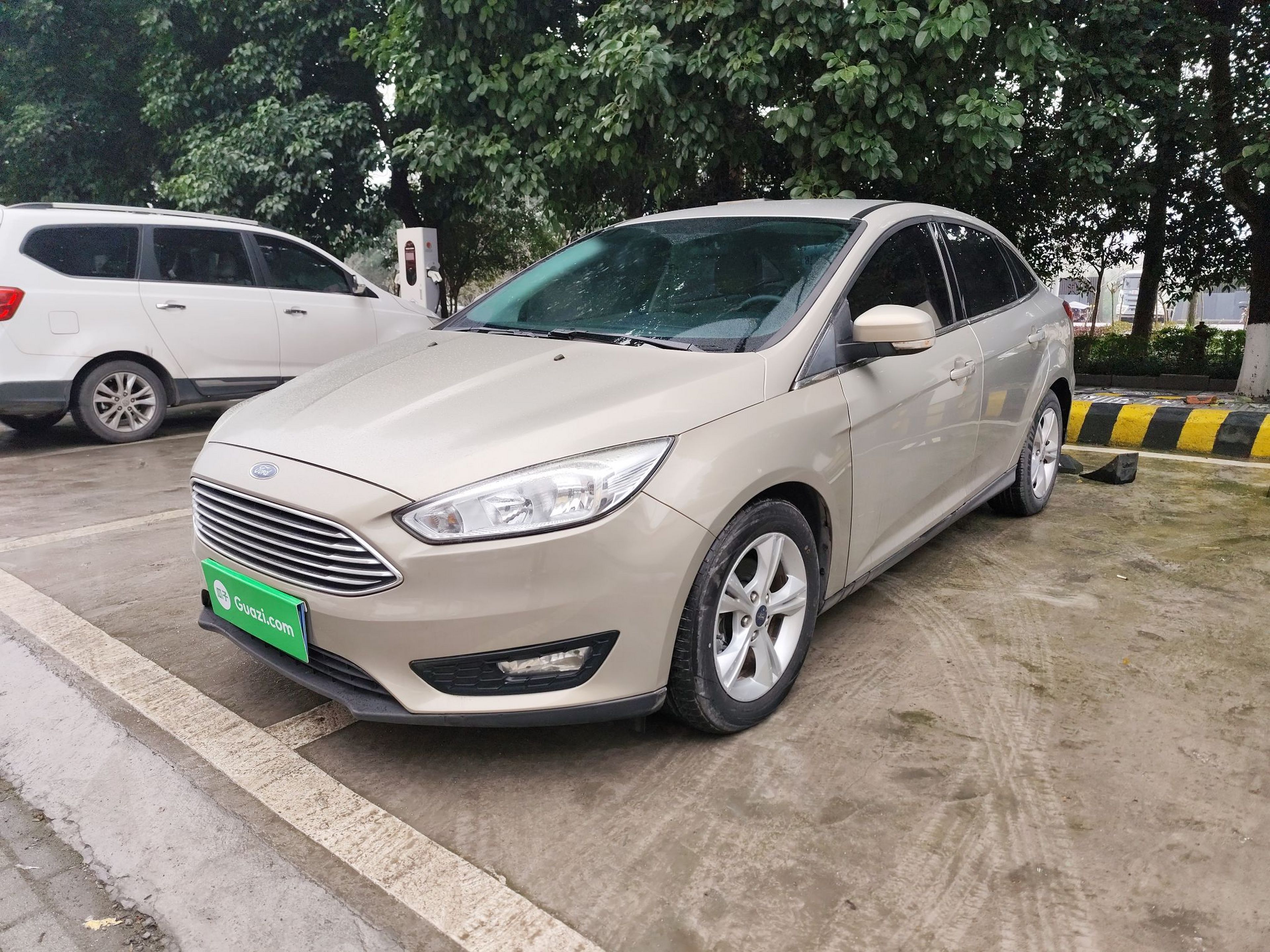 Под передней частью автомобиля