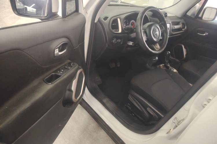 Used  Renegade 2017 180T Automatic Kinetic Edition+
