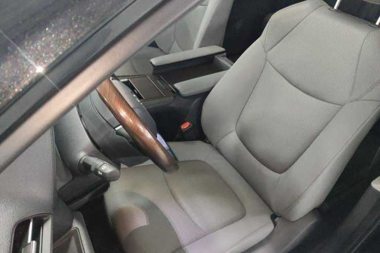 Used Toyota Granvia 2023 2.5L Hybrid Prestige PLUS Edition