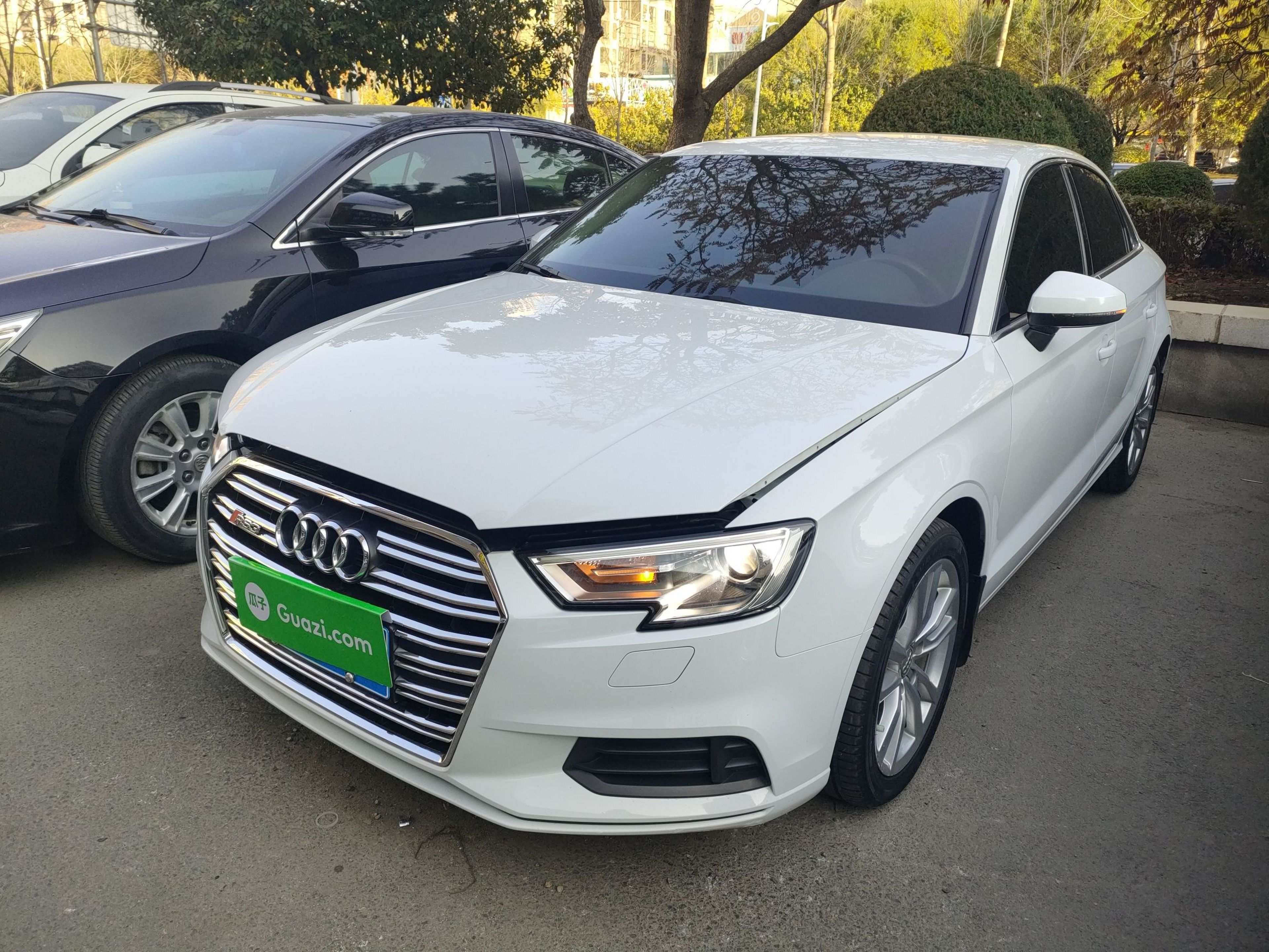 Под передней частью автомобиля