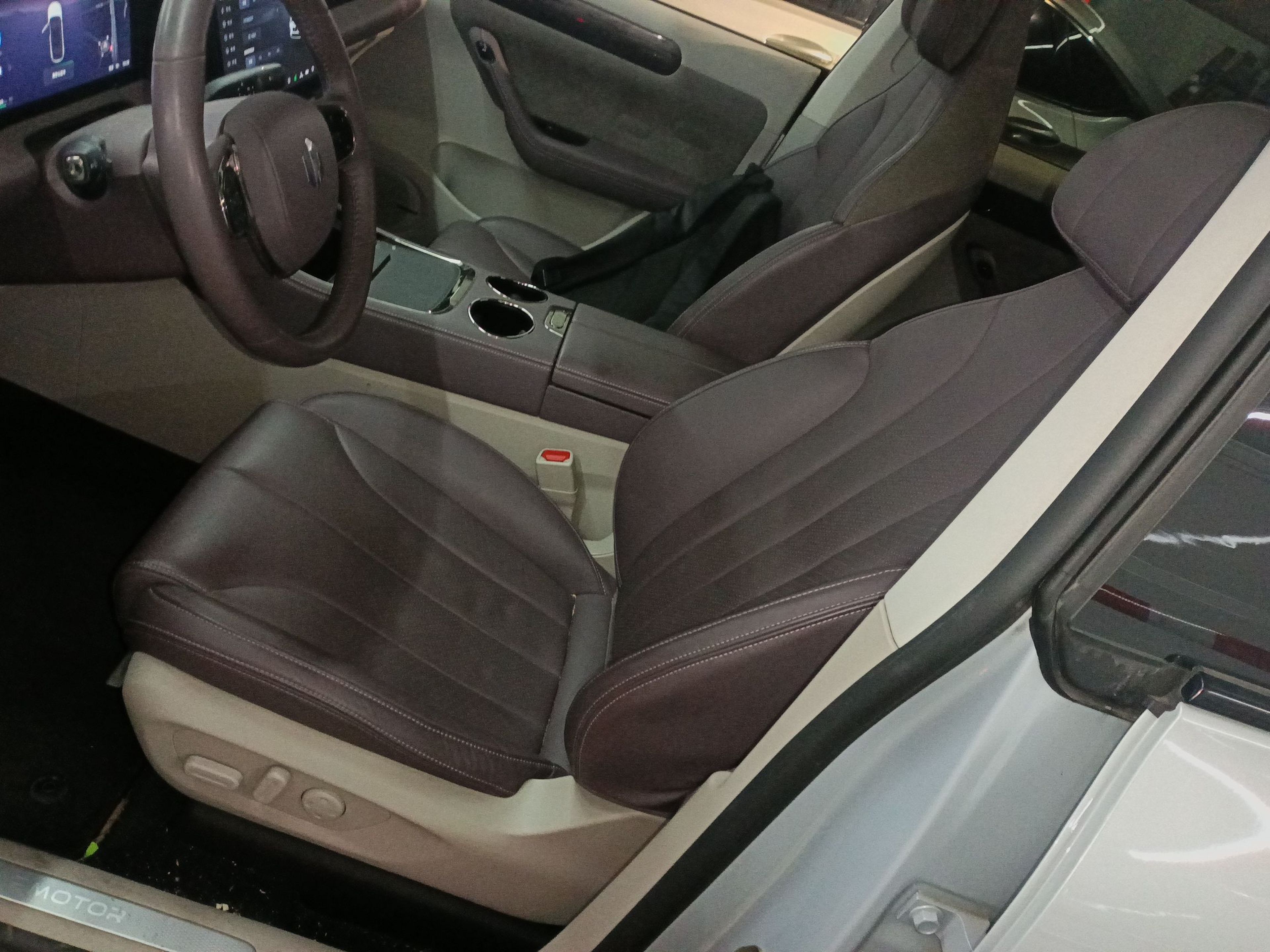 Переднее сиденье в автомобиле