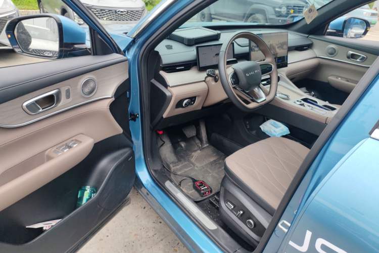 Used Chery Tiggo 8 PLUS C-DM 2025 1.5T 116 km Prestige Version 5 Seats
