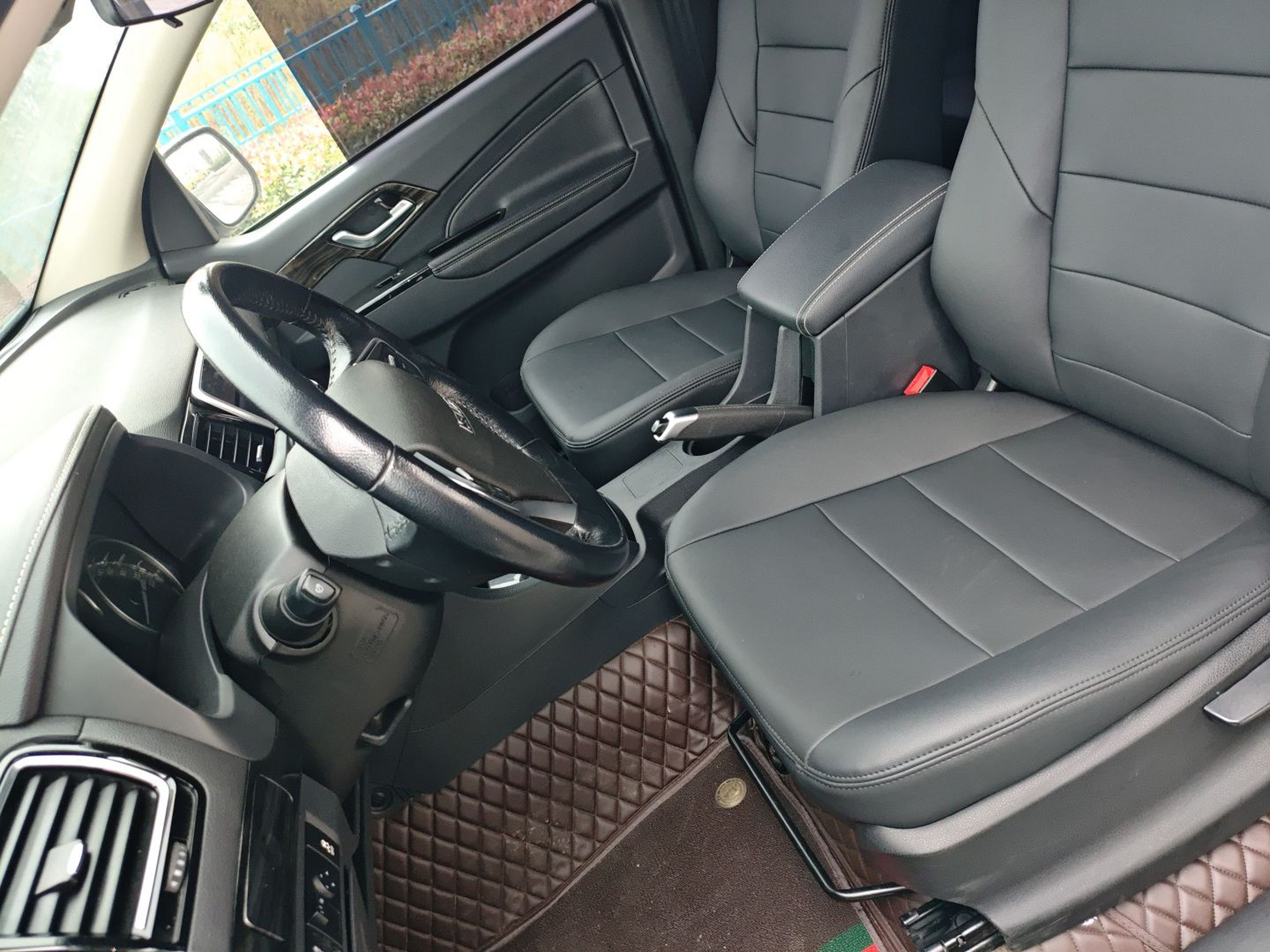 Переднее сиденье в автомобиле