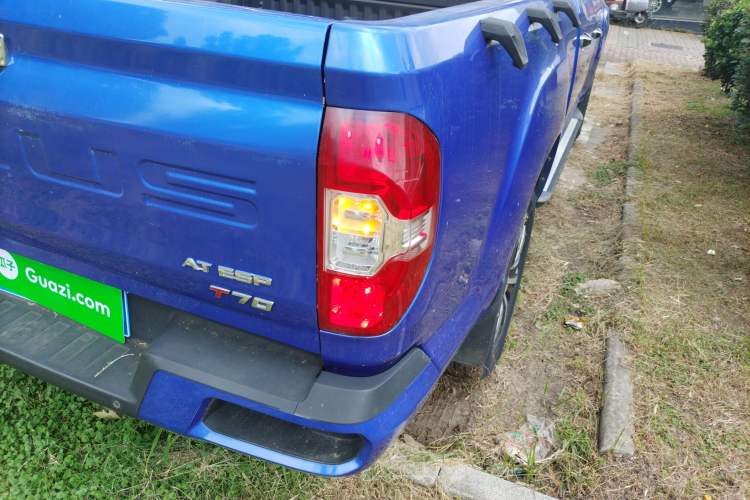 Used SAIC MAXUS T70 2021 2.0T Diesel Automatic Two-Wheel Drive Elite Version with Long Bed and High Ground Clearance
