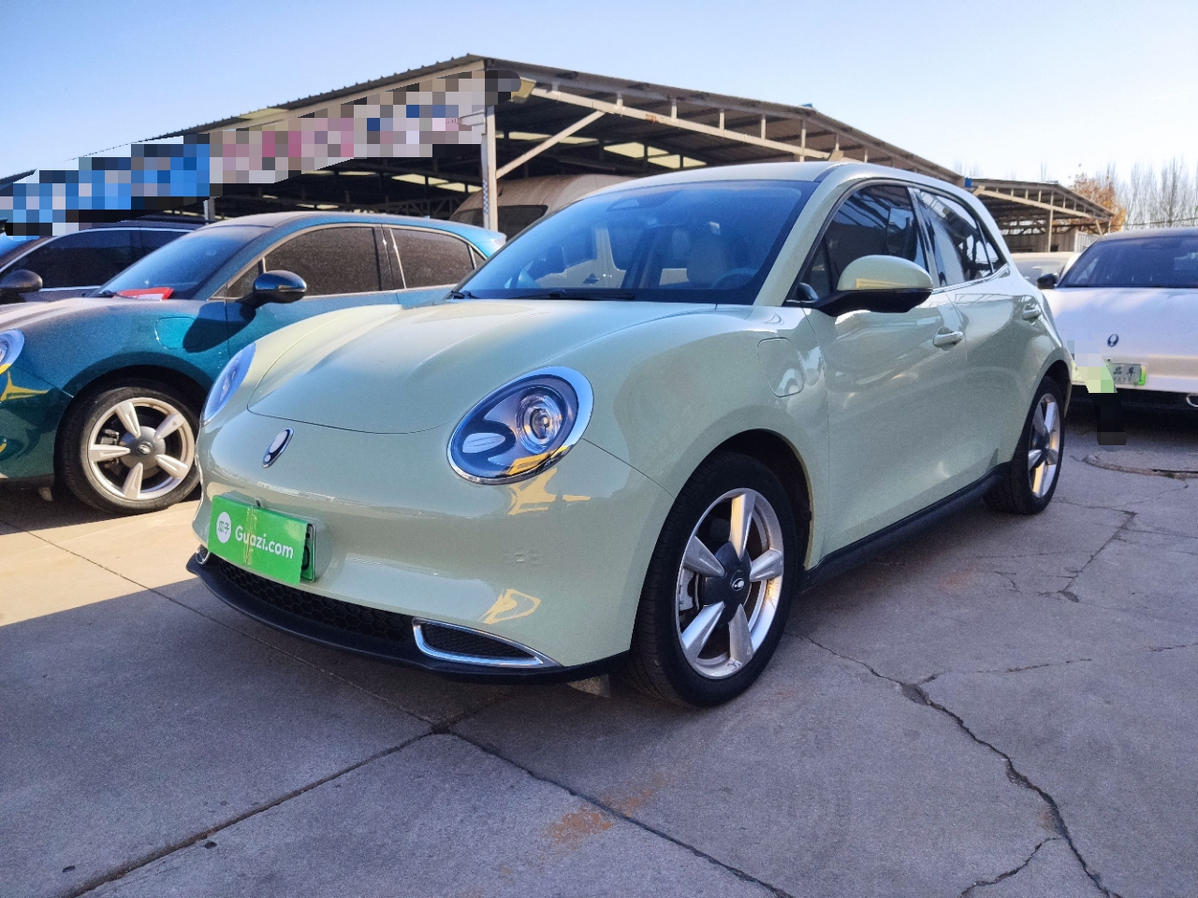 تحت مقدمة السيارة