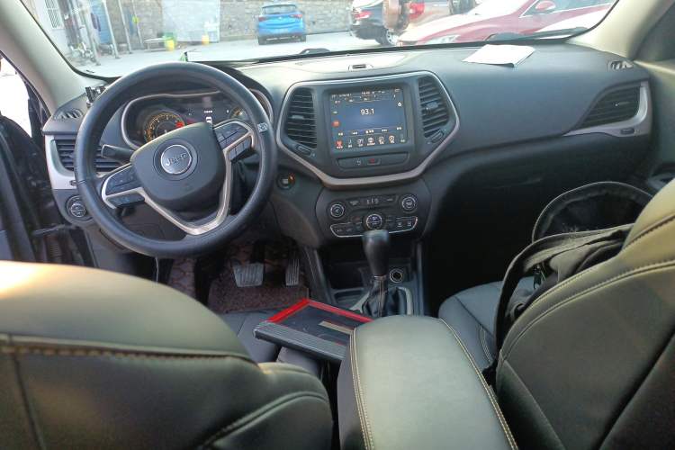 Used  Cherokee 2016 2.4L Leading Smart Version