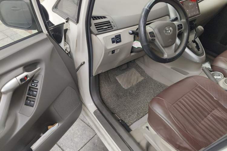 Used Toyota Verso 2014 Starlight 180E CVT Elite Edition