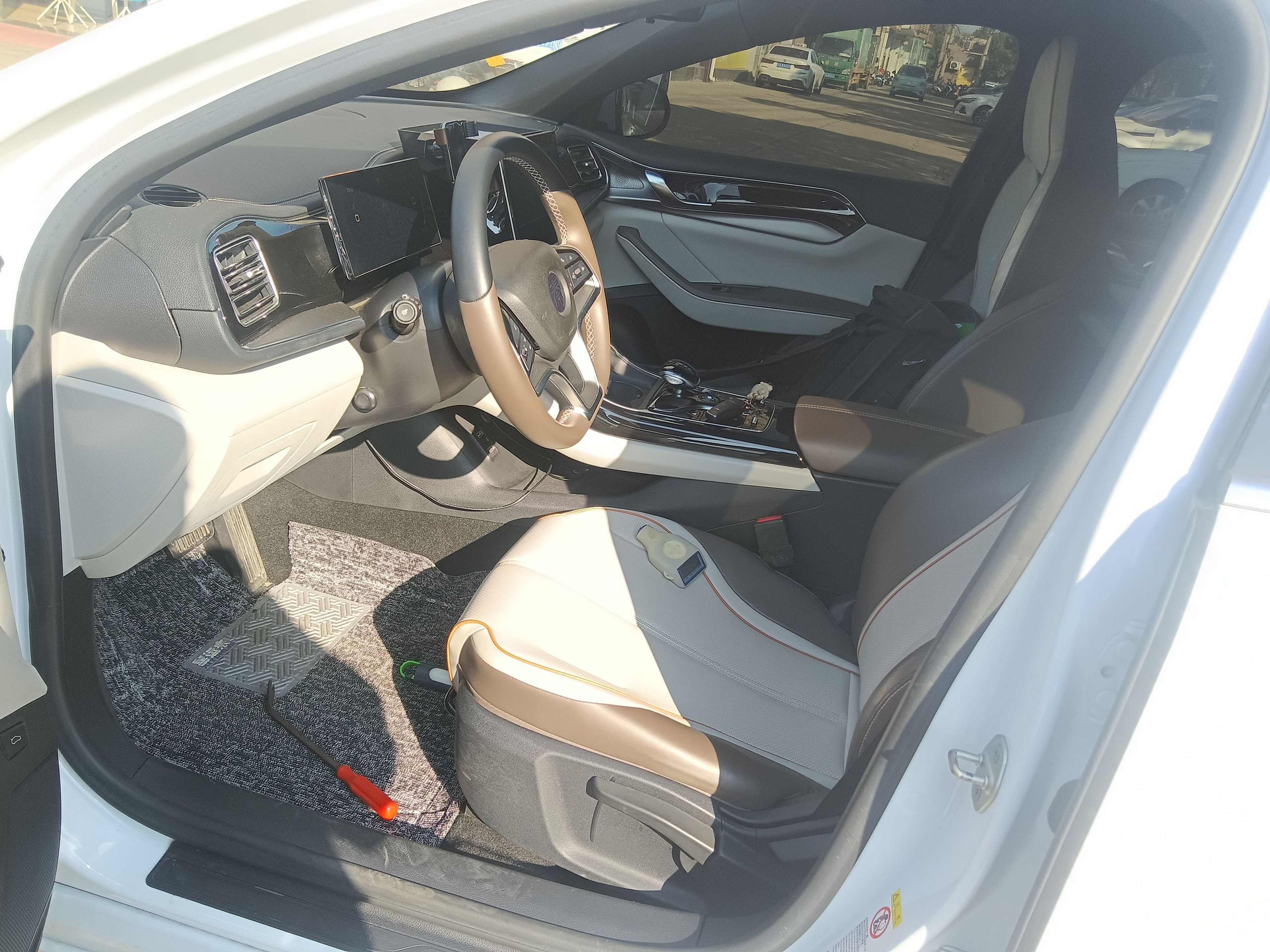 المقاعد الأمامية داخل السيارة