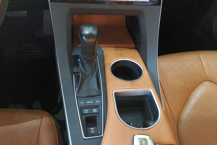 Used Toyota Avalon 2019 Dual-Engine 2.5L XLE Prestige Version China VI Standard