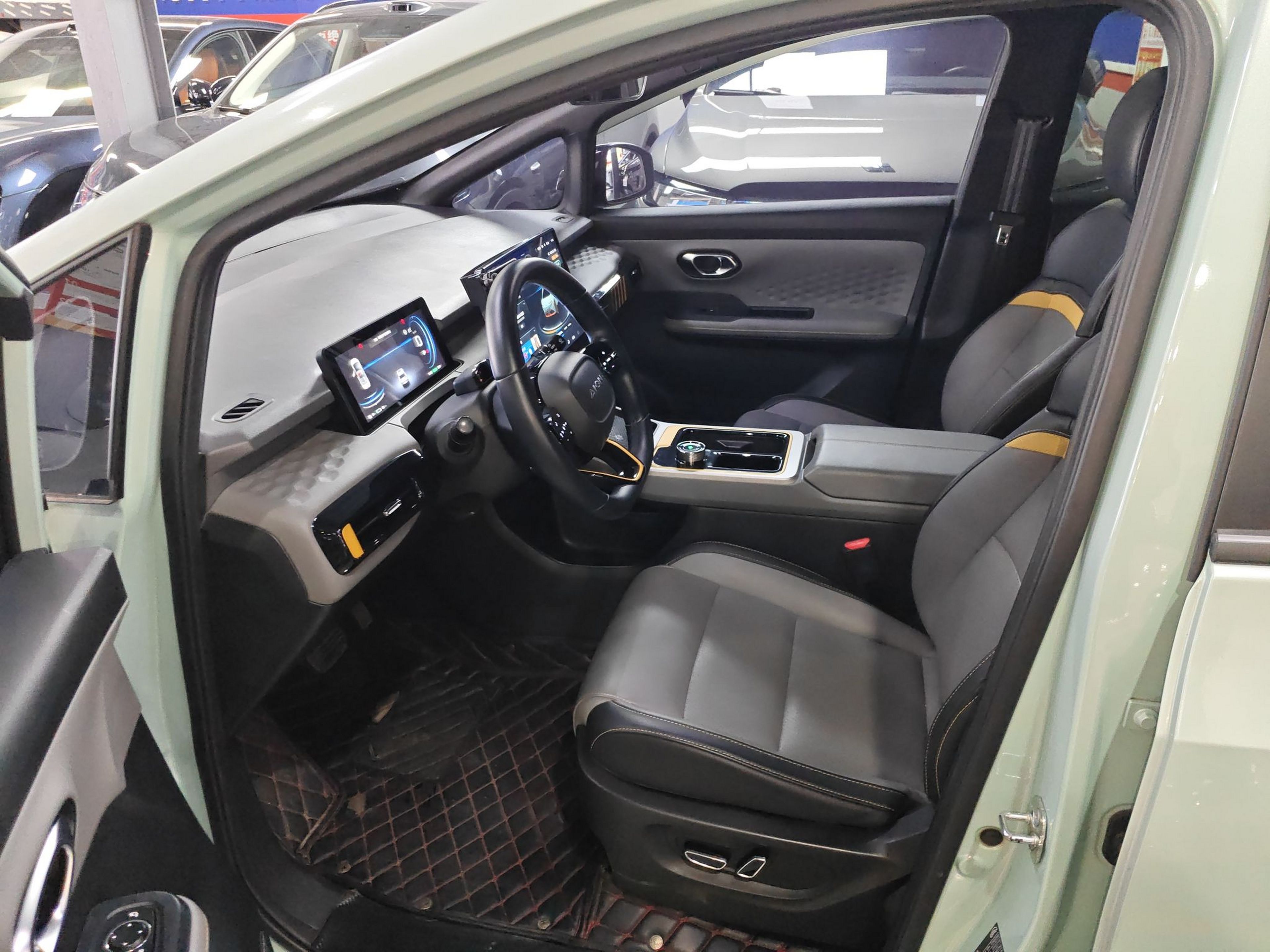 Переднее сиденье в автомобиле