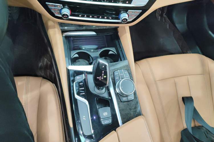 Used BMW 5 Series 2019 Facelifted 530Li Leading Edition M Sport Package
