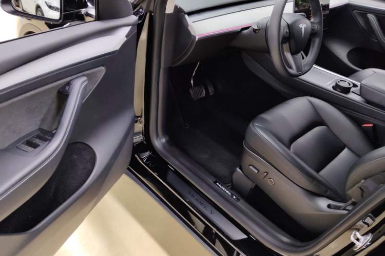 Used Tesla Model Y 2023 Rear-Wheel-Drive Version
