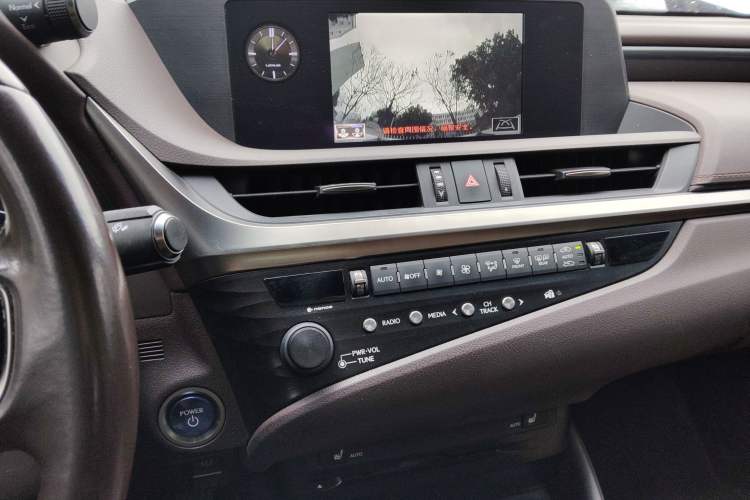 Used Lexus ES 2018 300h Premier Edition China VI Standard