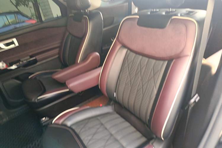 Used Ford Explorer 2023 EcoBoost 285 Four-Wheel Drive Titanium Edition 6 Seats
