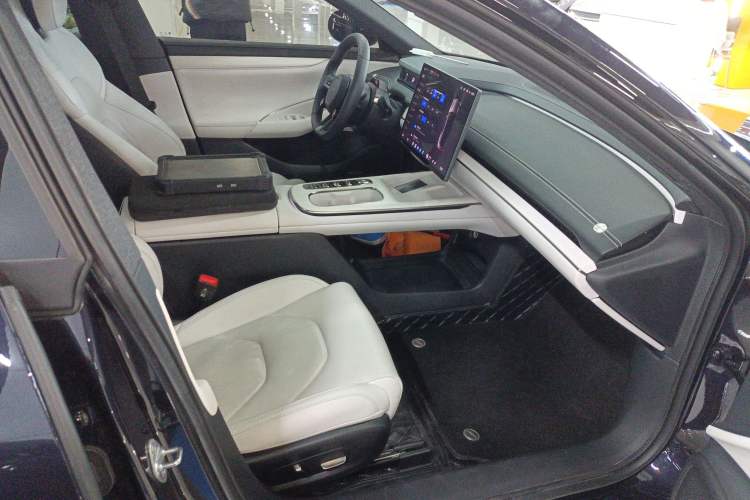 Used  SU7 2024 Rear-Drive Ultra-Long Range Advanced Pro-Level Intelligent Driving Version
