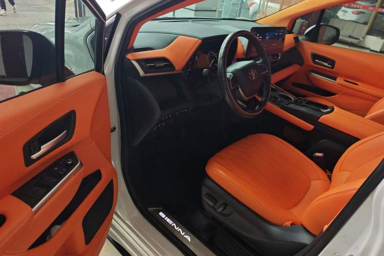 Used Toyota Sienna 2023 2.5L Hybrid Deluxe Edition
