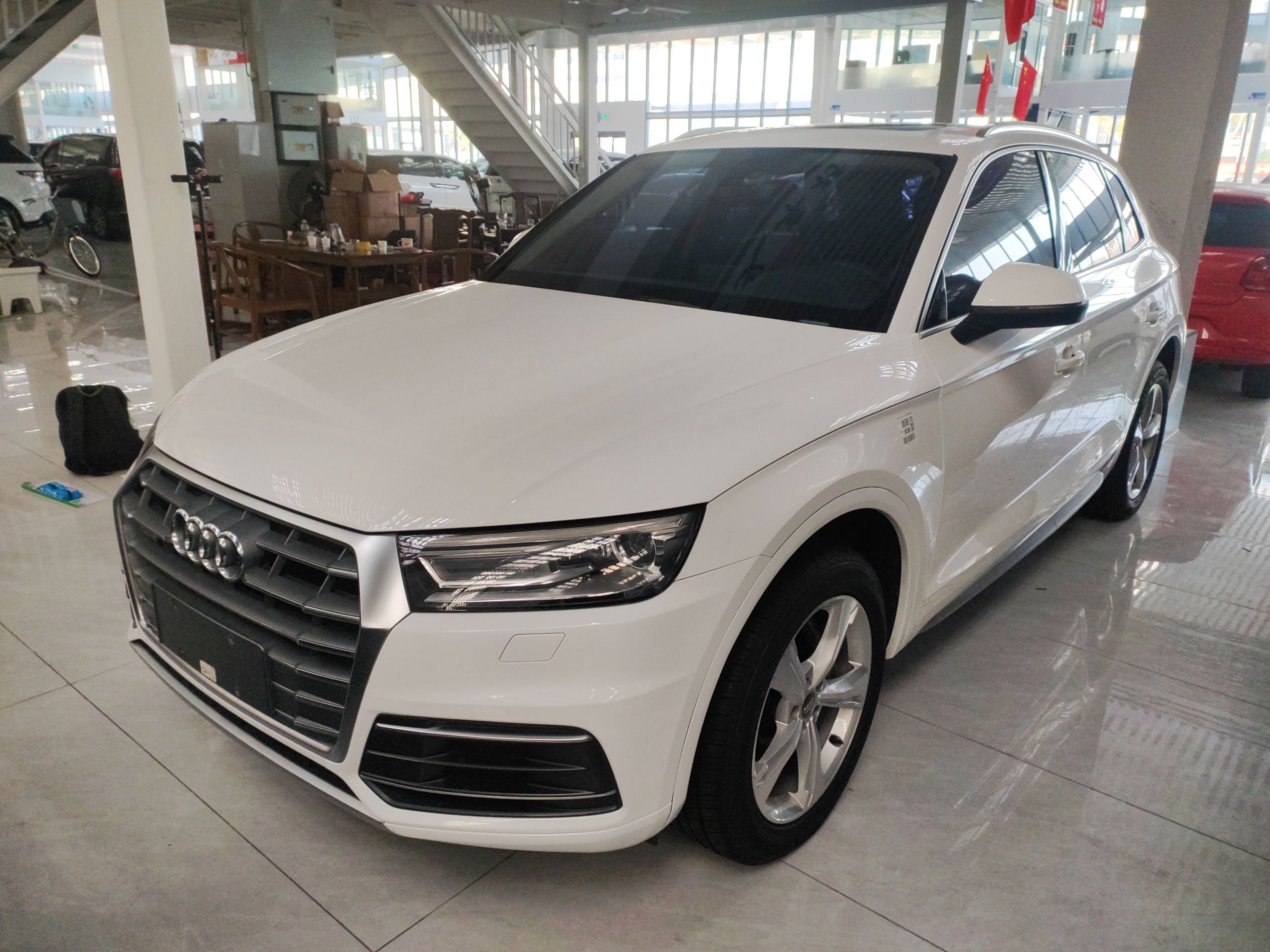 تحت مقدمة السيارة