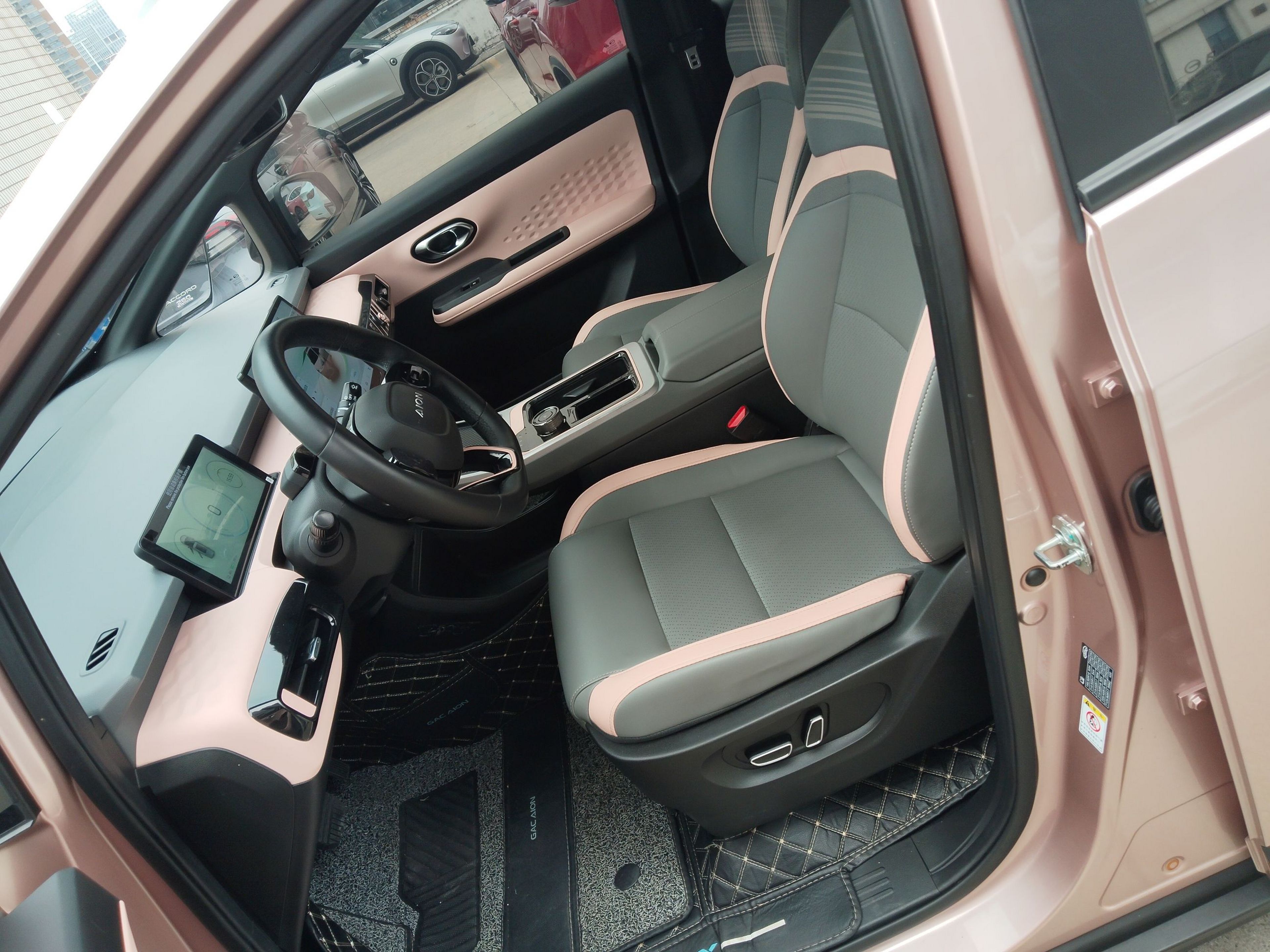 المقاعد الأمامية داخل السيارة