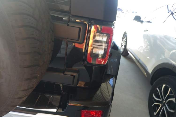 Used  BJ40 2023 2.0T Automatic Four-Wheel Drive Urban Hunter Edition Chivalrous Type
