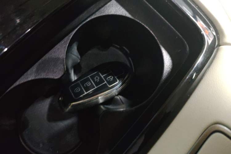 Used Denza D9 2025 DM-i Smart Drive 1020 Four-Wheel Drive Deluxe Model
