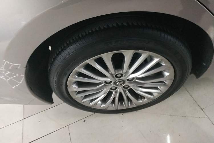 Used Toyota Avalon 2019 Dual-Engine 2.5L XLE Prestige Version China VI Standard
