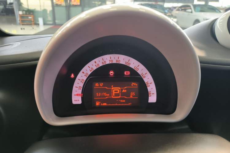 Used  fortwo 2015 1.0L 52 kW hardtop Dynamic version
