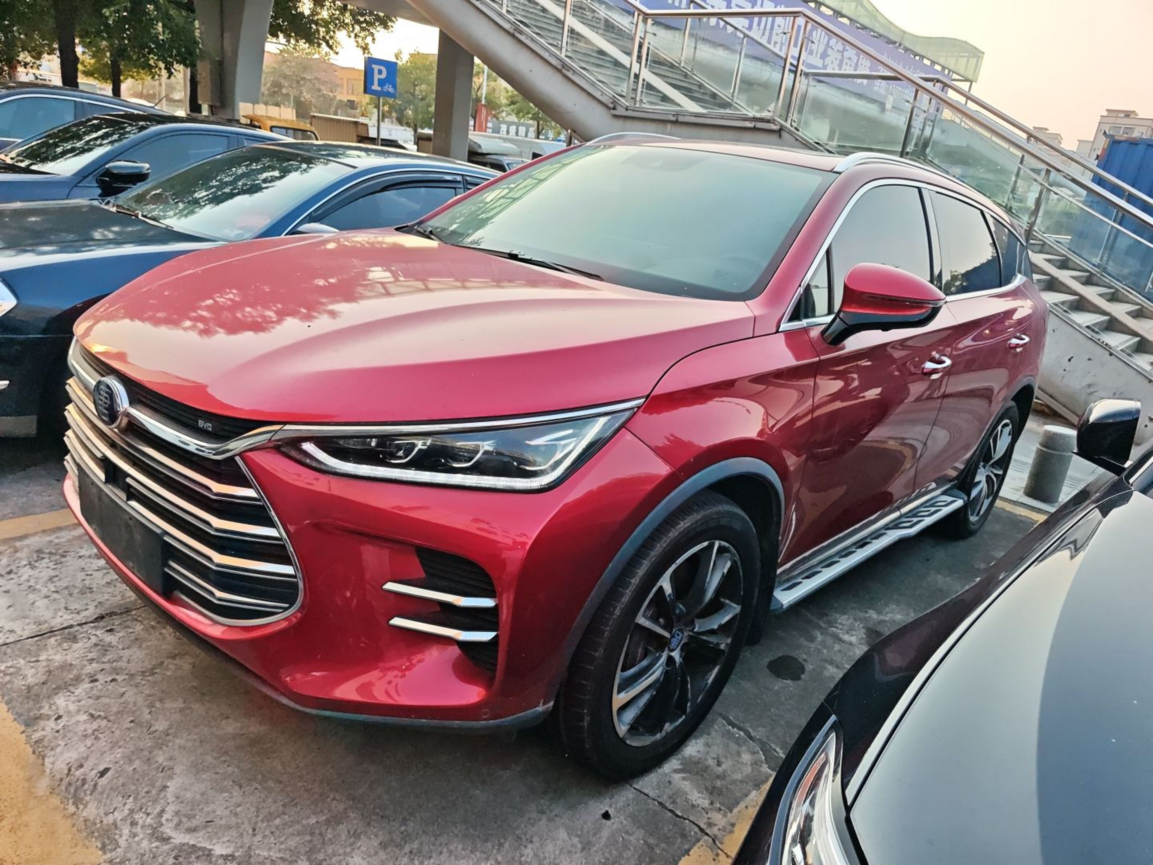 تحت مقدمة السيارة