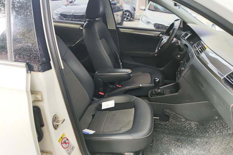 Used Volkswagen Santana 2016 1.6L Manual Comfort Edition
