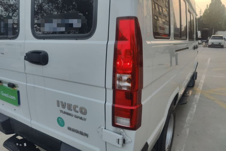 Used Iveco Daily 2023 2.5T A37M1 Long Wheelbase Mid-Height Dual-Tire Side-Sliding Doors 5–9 Seats
