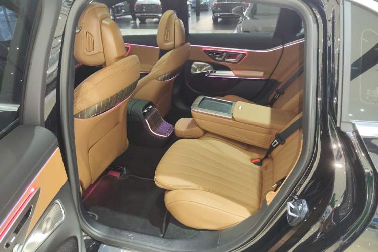 Used Mercedes-Benz E-Class 2025 Facelift E 300 L Luxury Edition
