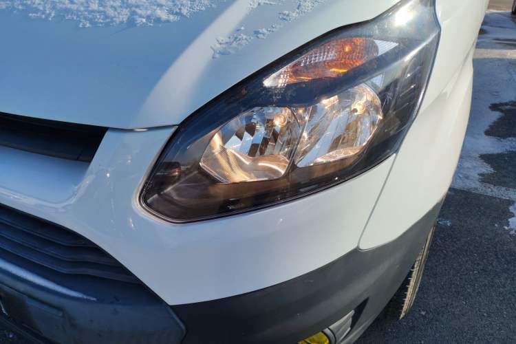 Used Ford Transit 2019 2.0T Diesel Multi-Purpose Commercial Vehicle Mid-Drive Mid-Roof 6-Seater China VI Standard