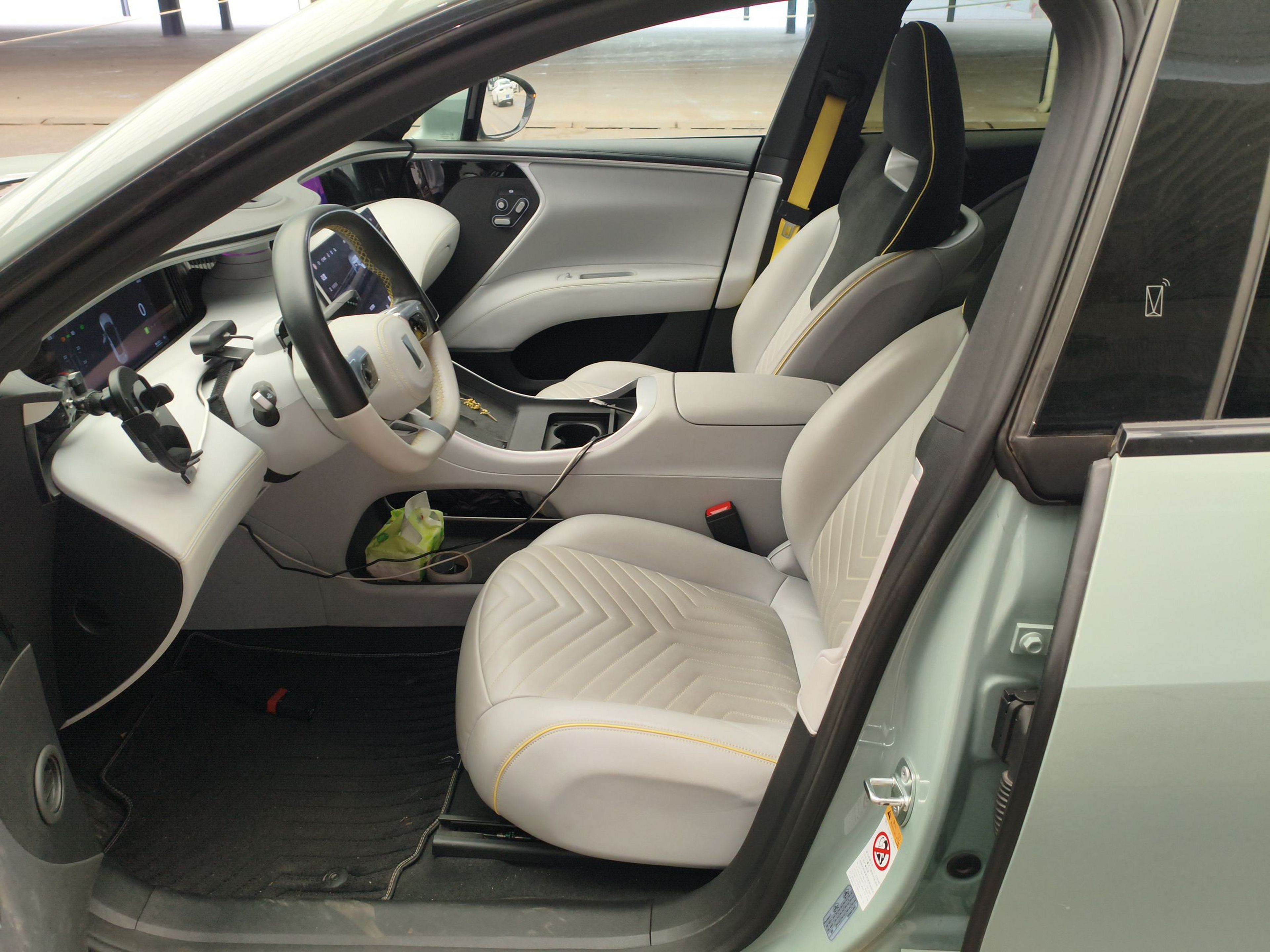 المقاعد الأمامية داخل السيارة