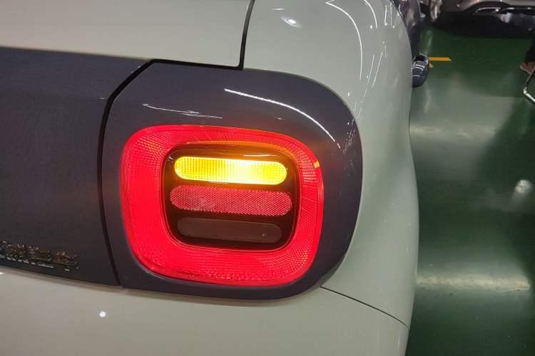 Used ORA Black Cat 2022 351 km Range Luxury Version Lithium-Ion Battery
