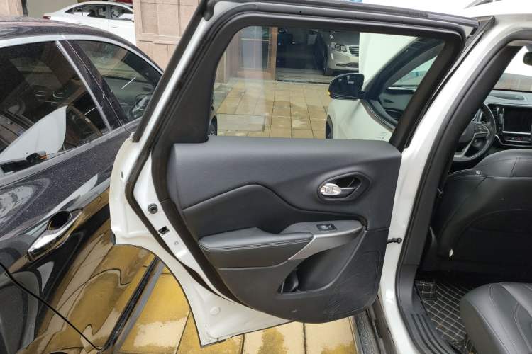 Used  Cherokee 2020 2.0T Two-Wheel Drive Leading Edition
