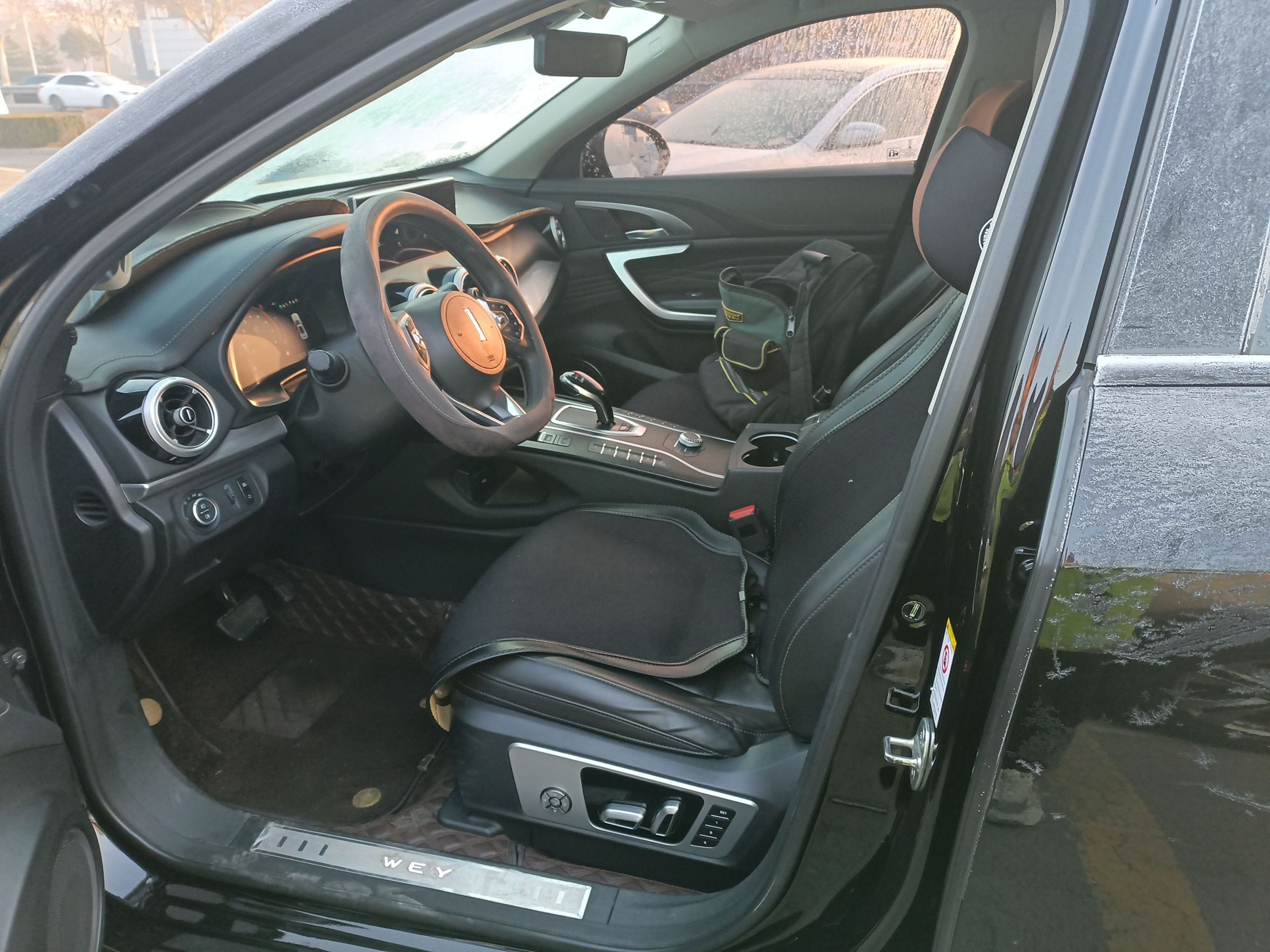 المقاعد الأمامية داخل السيارة