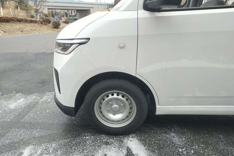 Used Wuling Yangguang 2024 300KM Comfort Version Passenger Van 75kW