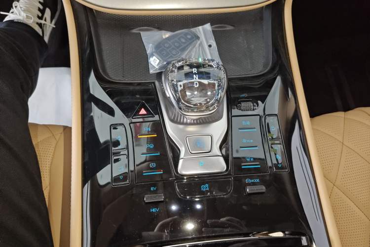 Used Denza D9 2025 Model DM-i Two-Wheel Drive Prestige Edition