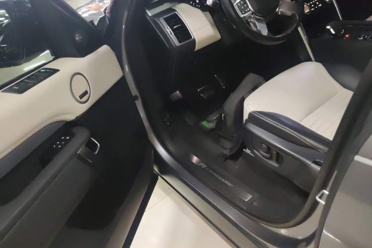 Used Land Rover Discovery 2021 360 PS R-Dynamic SE
