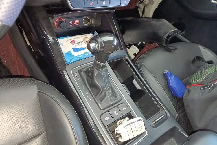 Used Kia Sorento 2015 Sorento L 2.4L Gasoline 4WD Elite Edition 5 Seats China V Emission Standard
