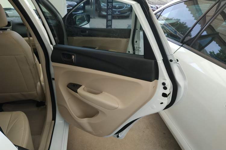 Used Haima M3 2014 1.5L manual Comfort trim level
