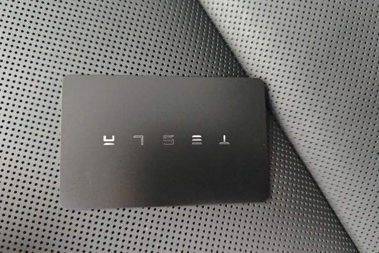 Used Tesla Model Y L 2025 Long-Range All-Wheel-Drive Version
